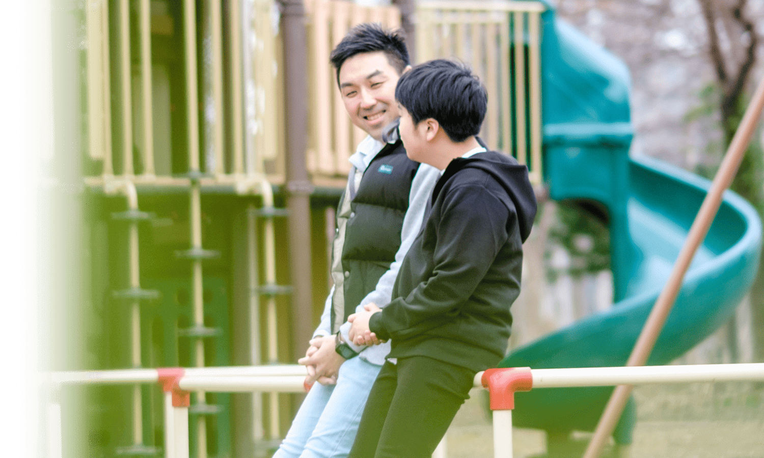 公園で話す親子の様子